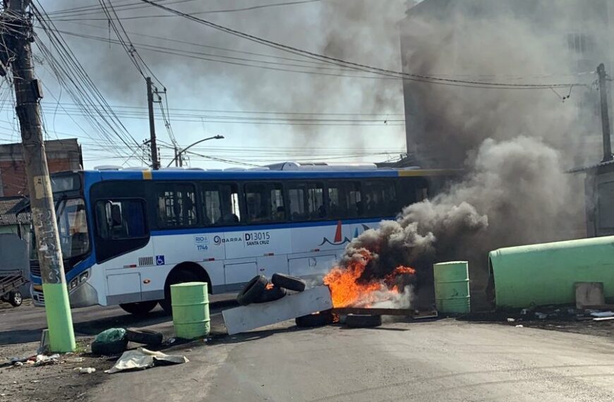 Ônibus é sequestrado e usado como barricada na Vila Aliança, na Zona Oeste carioca