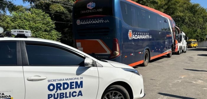 Prefeitura remove ônibus da Expresso Adamantina em ‘estado de abandono’ há meses em Volta Redonda (RJ)