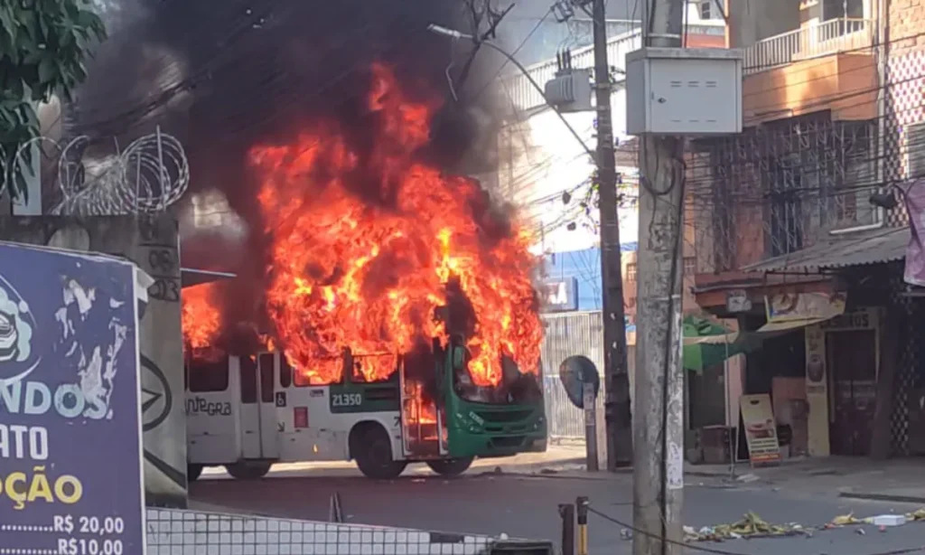 Onibus e incendiado na Estrada das Barreiras circu0032149600202407021328 9