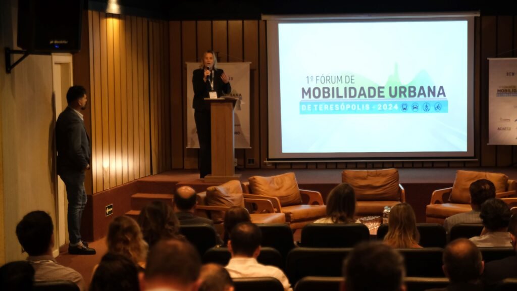 Legenda Abertura do forum com a diretora de Mobilidade Urbana da Semove. Richele Cabral