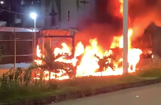 Ônibus é incendiado na Avenida Gal Costa, em Salvador (BA), na noite desta quinta-feira (12); operação dos ônibus já foi retomada a normalidade