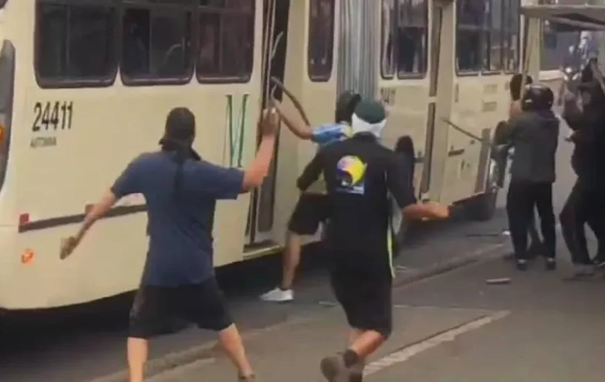 Ônibus é alvo de depredação durante confronto entre torcidas organizadas em Curitiba (PR)