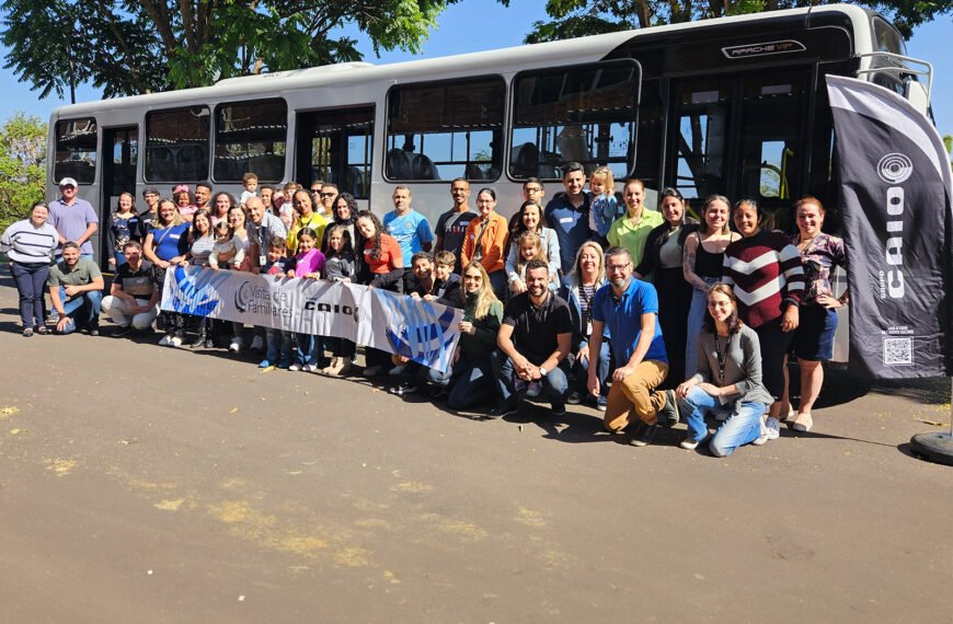 Famílias conhecem o ambiente de trabalho da Copperbuss, do Grupo Caio, em visita ao complexo industrial