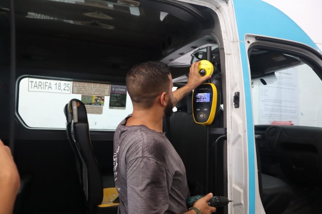 Vans intermunicipais do RJ iniciam implementação de biometria facial para combate a fraudes 1 RJ