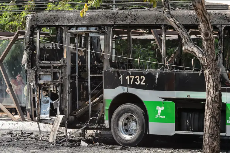 Confira as linhas de ônibus afetadas após a queda de um avião de pequeno porte na Barra Funda (SP); aeronave atingiu um ônibus municipal na queda