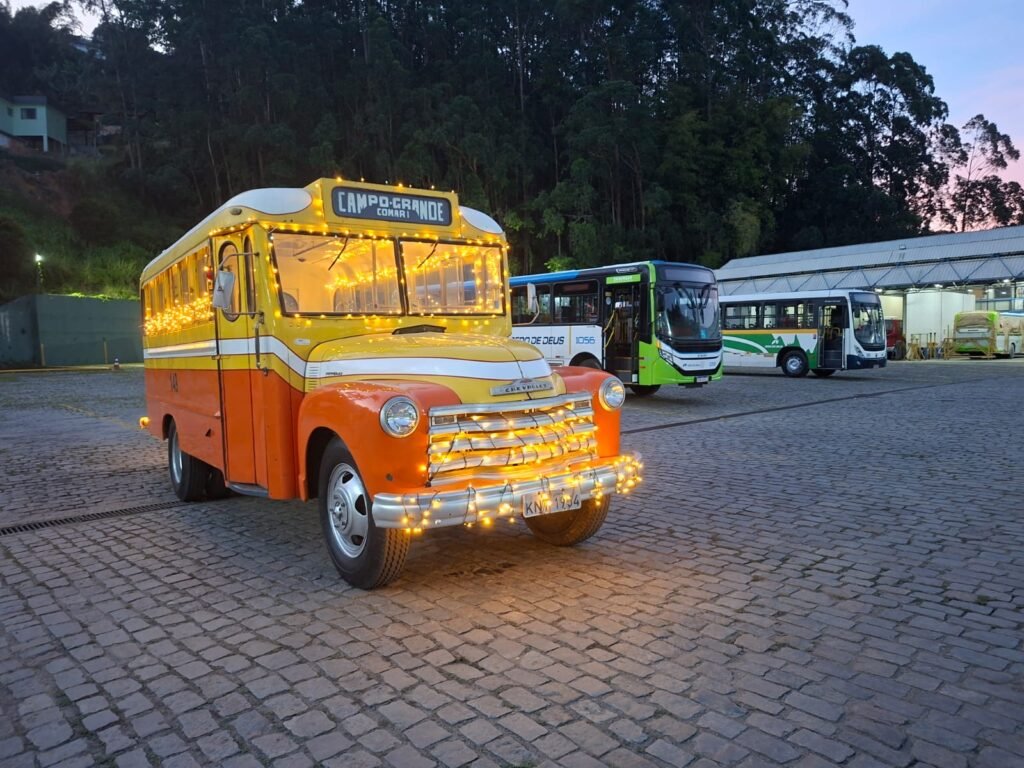 Ônibus jardineira Chevrolet 1954 leva Papai Noel às ruas e se torna atração do Natal Iluminado de Teresópolis 1 ônibus jardineira