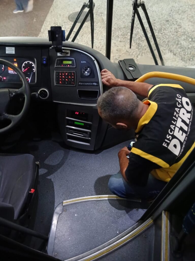 Detro/RJ fiscaliza mais de 100 ônibus intermunicipais e aplica multas por ar-condicionado inoperante 3 Detro/RJ