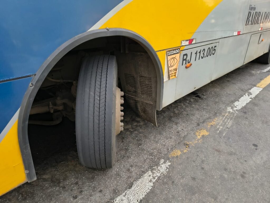 Detro-RJ autua empresa Barra do Piraí e recolhe cinco ônibus após denúncia nas redes sociais 4 Detro-RJ