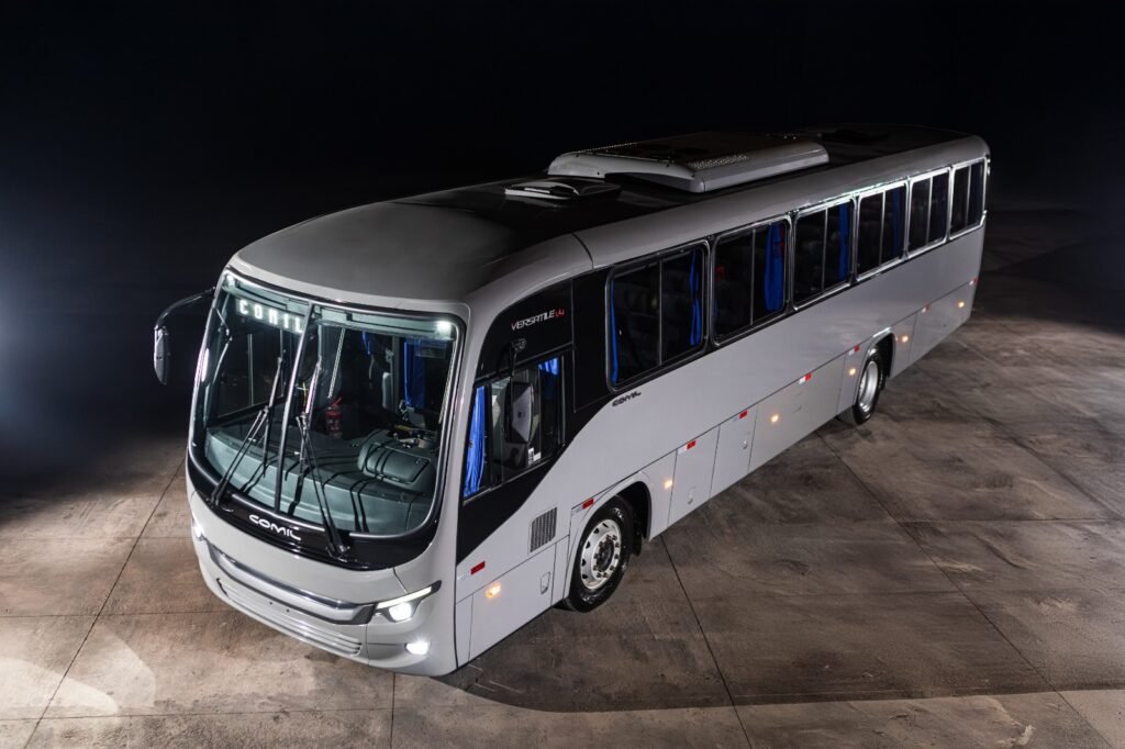 Comil lança Campione 330 e Versatile V4 e reforça estratégia no mercado de fretamento; confira as fotos oficiais 28 WhatsApp Image 2026 03 18 at 18.30.07