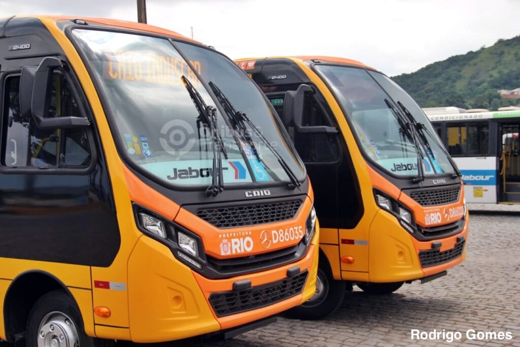 Jabour renova frota com 10 micro-ônibus Caio F2400 e estreia nova pintura padronizada do Rio 8 Jabour