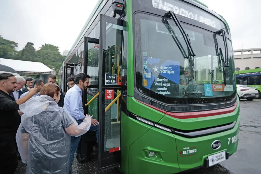 BYD lidera emplacamentos e conquista 74% do mercado de ônibus elétricos no Brasil em julho