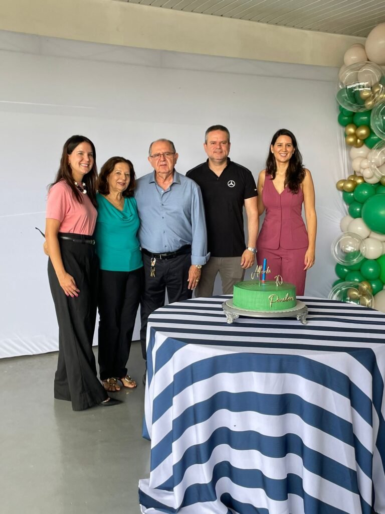 Alberto a esposa Gisa e os filhos Larissa e Lorena