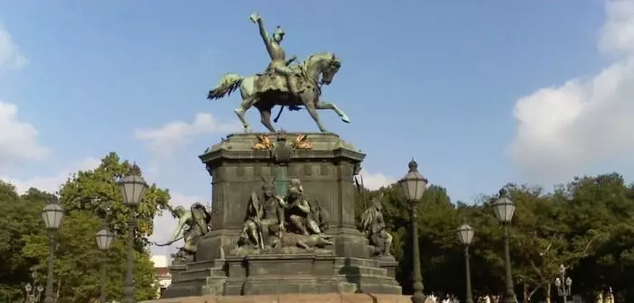 estatua de Dom Pedro I na Praca Tiradentes 1 702x336 1