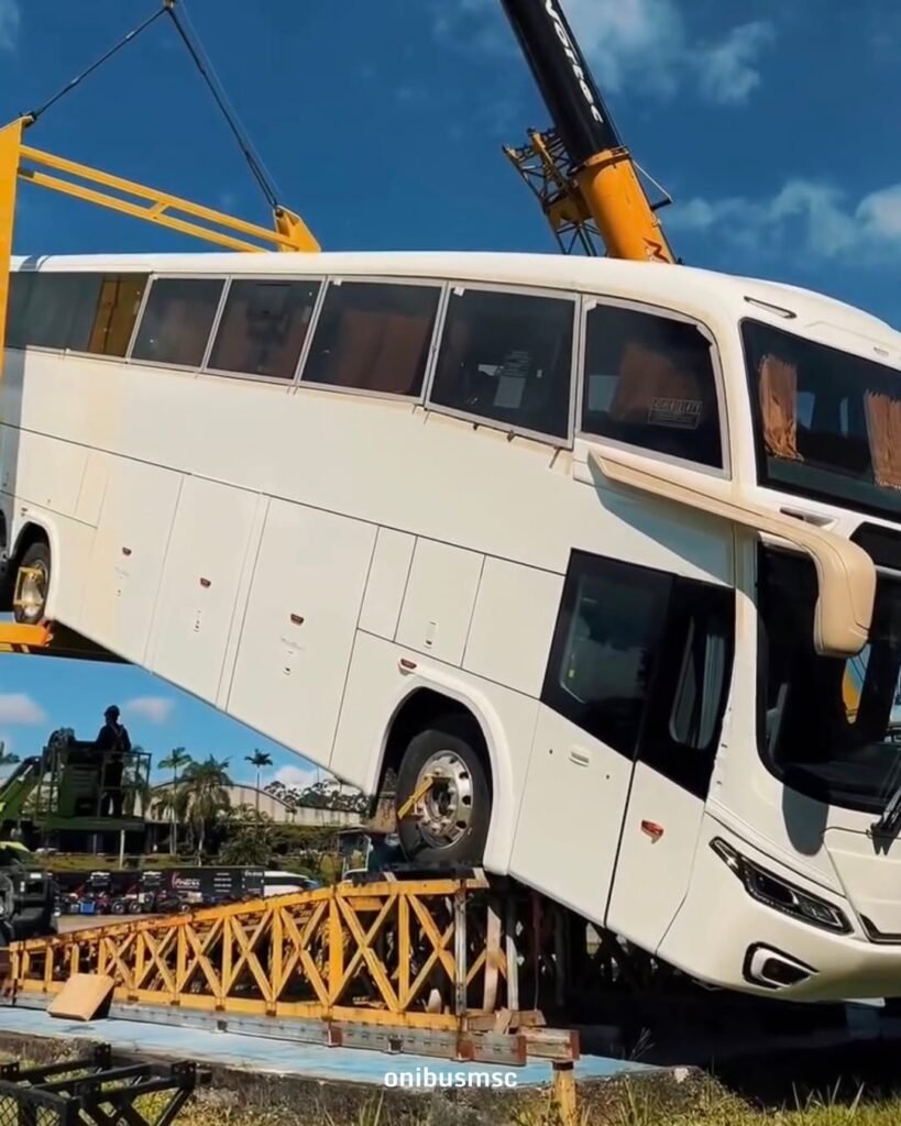 BUSSCAR DIVULGA TESTE DE GUINDASTE DO NOVO PANORAMICO NB1 410BusNews 📰A Busscar compartilhou e 4