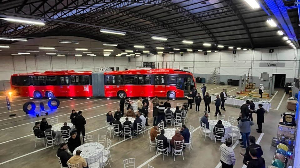 Savana apresenta Mercedes-Benz O 500 MDA Superarticulado de 23 metros a gestores de frota em Curitiba