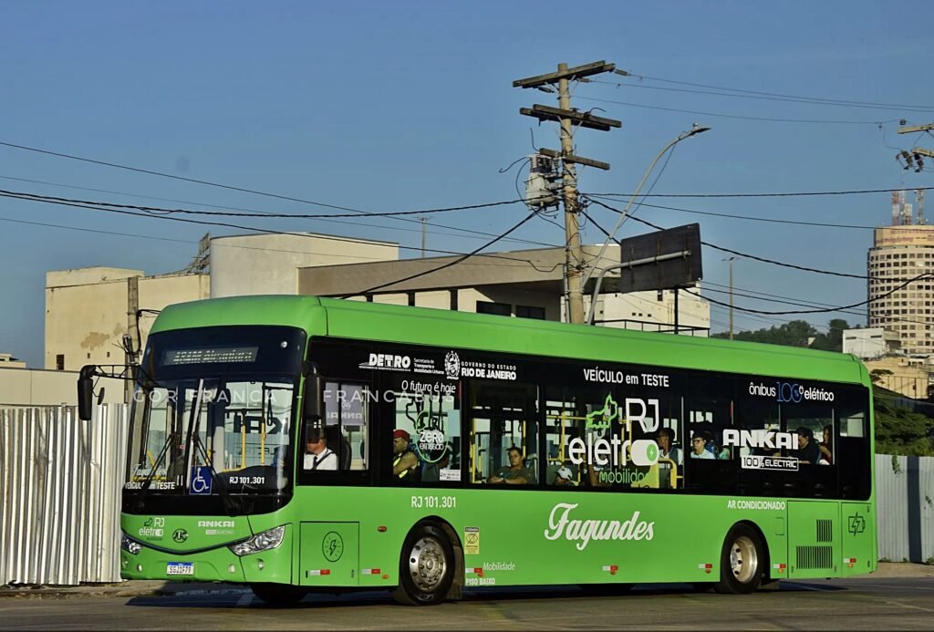 Ônibus elétrico começa a operar na linha Niterói x Alcântara em teste inédito no transporte intermunicipal do Rio de Janeiro 1 ônibus elétrico