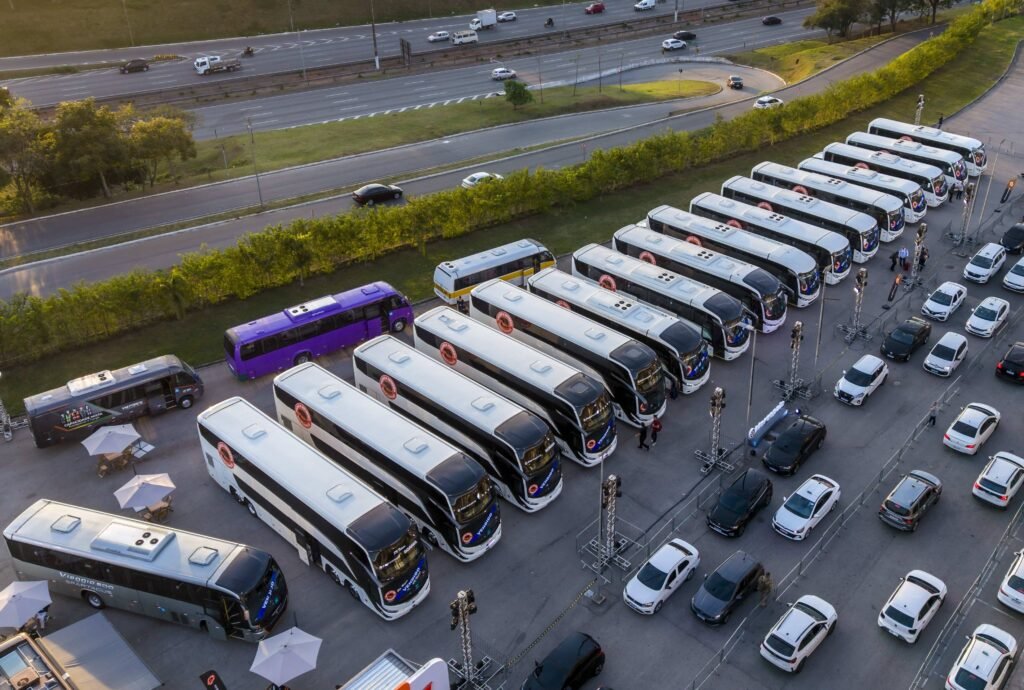 Marcopolo supera 300 ônibus comercializados na Lat.Bus 2026 e fecha feira com mais de 600 oportunidades de negócios
