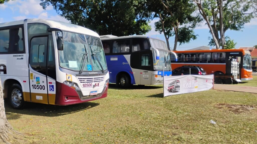 Artur Nogueira entra no clima do 3º Red Bus Day com ônibus nas ruas em ação especial de divulgação 4 Red Bus Day