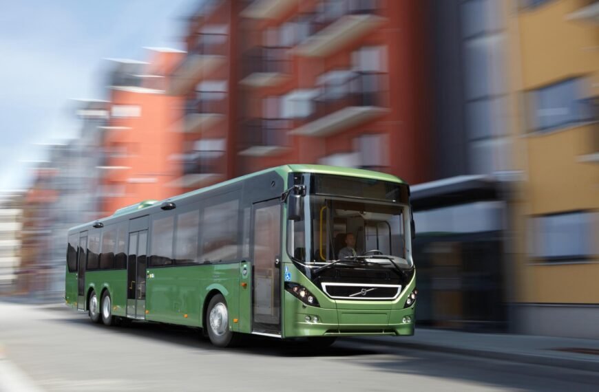 Volvo lança B320R 6×2 B100 Flex para sistemas BRT com até 120 passageiros e redução de até 90% nas emissões