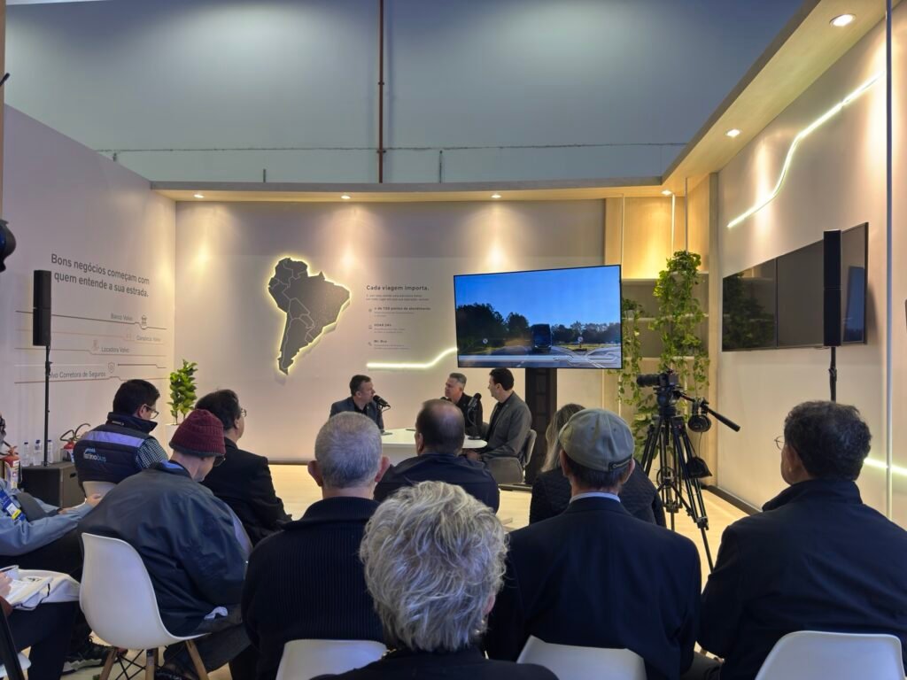 Volvo lança B320R 6x2 B100 Flex para sistemas BRT com até 120 passageiros e redução de até 90% nas emissões 2 img 3742