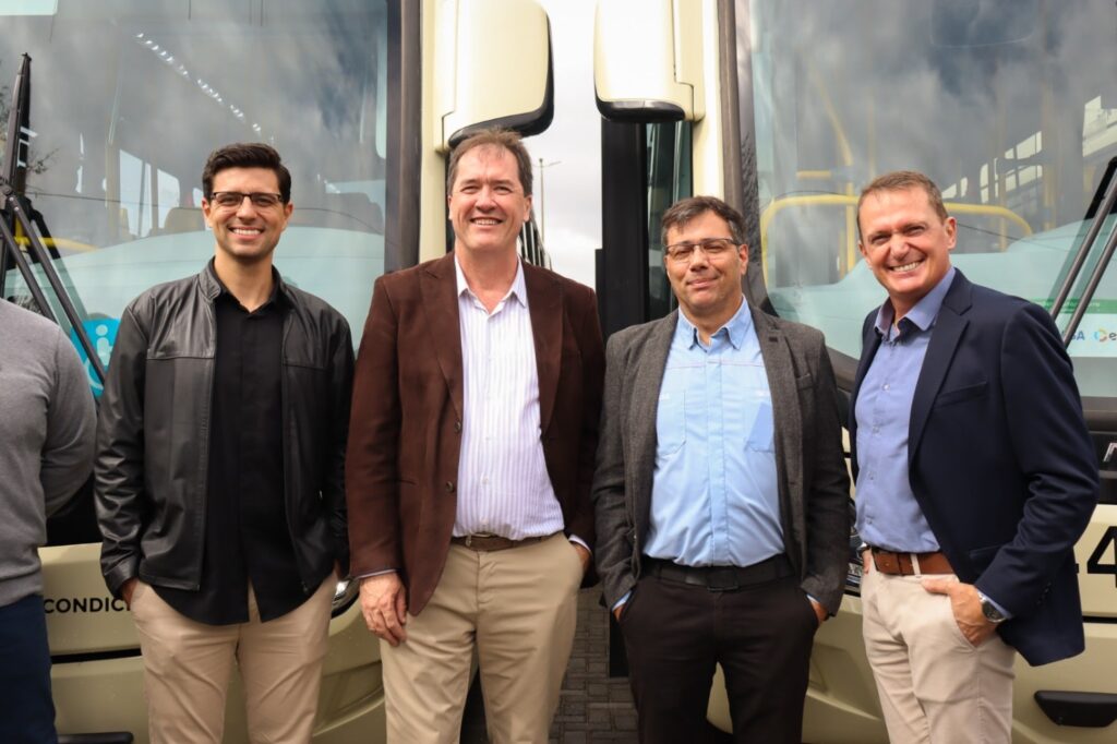 Novo ônibus articulado Scania K 320 6x2/2 da Leblon Transporte para operação entre Fazenda Rio Grande e Curitiba