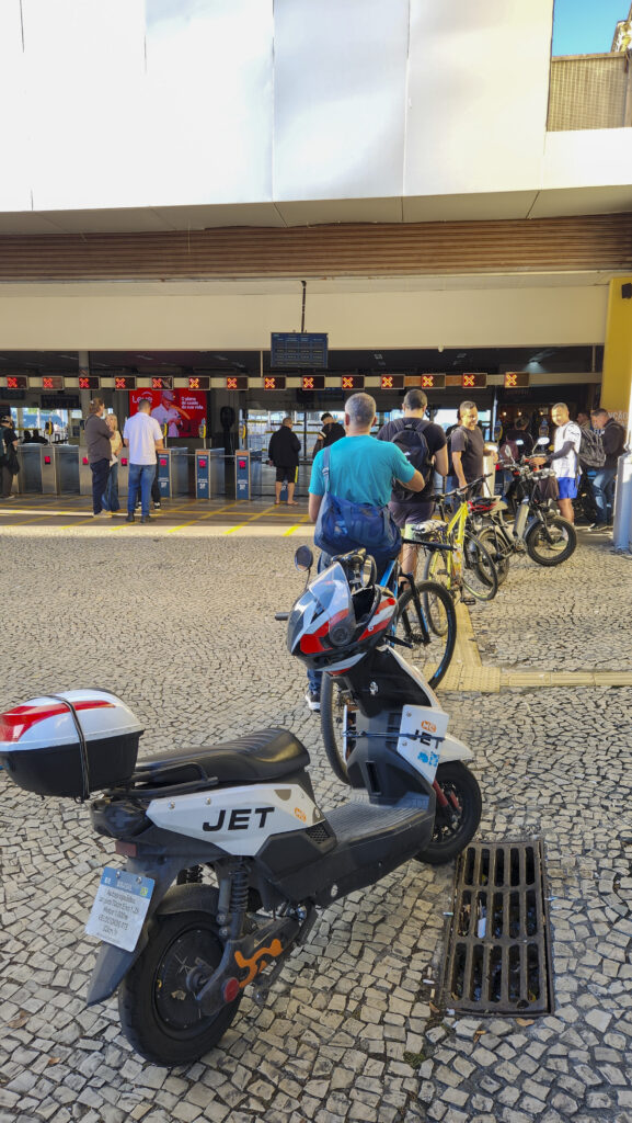 Passageiros com bicicletas no sistema de barcas do Rio de Janeiro, que registrou mais de 38 mil embarques no primeiro mês das novas regras