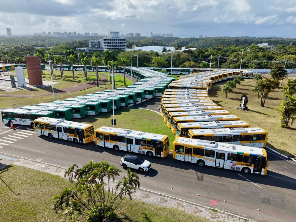 Novos ônibus com ar-condicionado que começaram a circular no transporte público de Salvador neste domingo