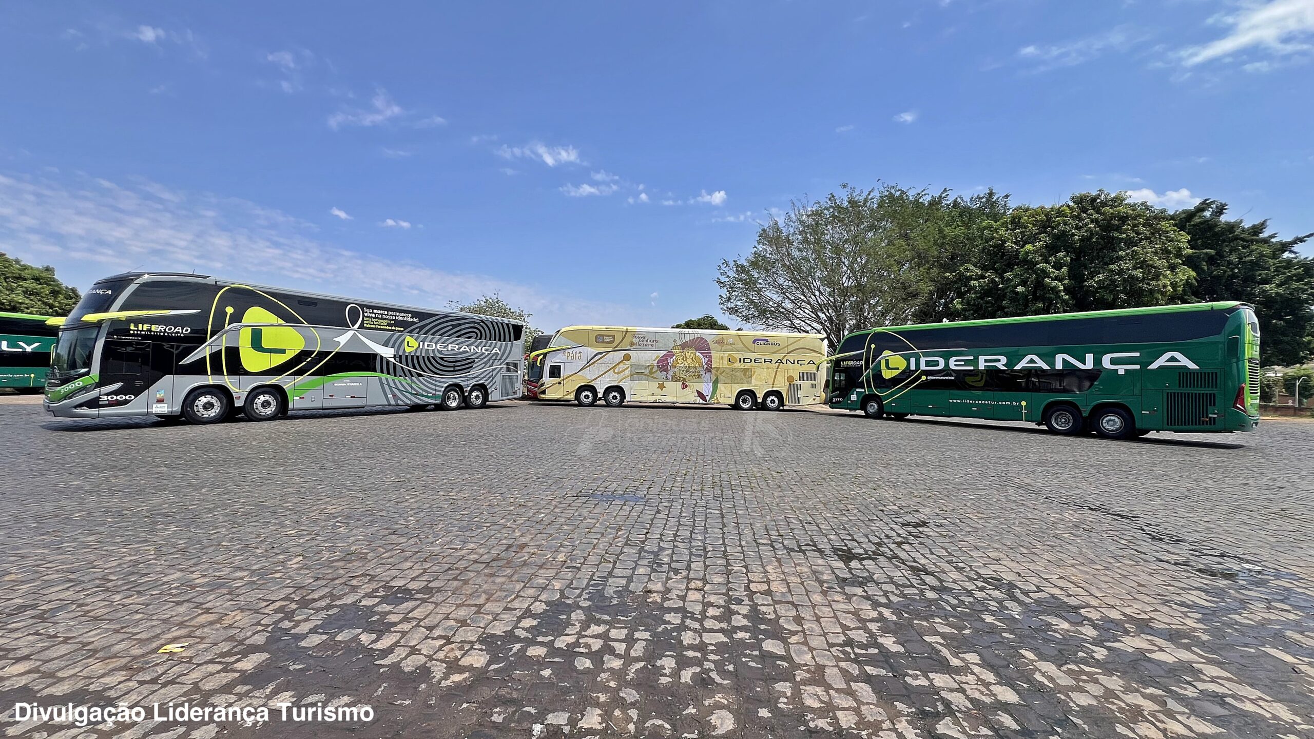 Empresa Liderança homenageia o Círio de Nazaré com ônibus Double Decker que vão operar no Pará