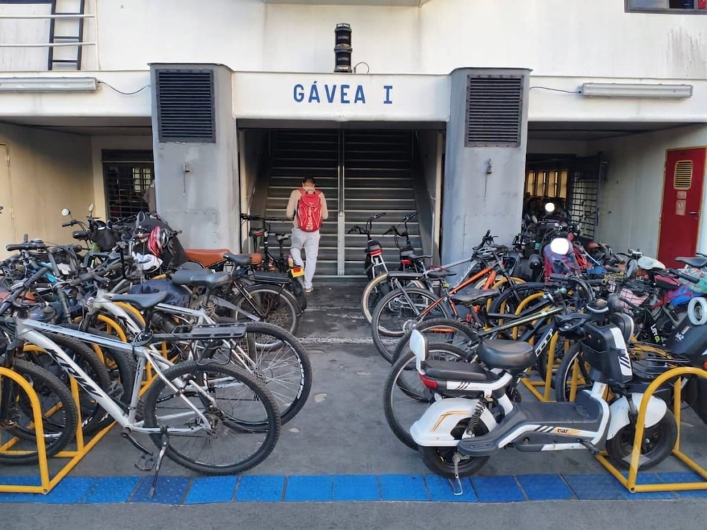 Passageiros com bicicletas no sistema de barcas do Rio de Janeiro, que registrou mais de 38 mil embarques no primeiro mês das novas regras